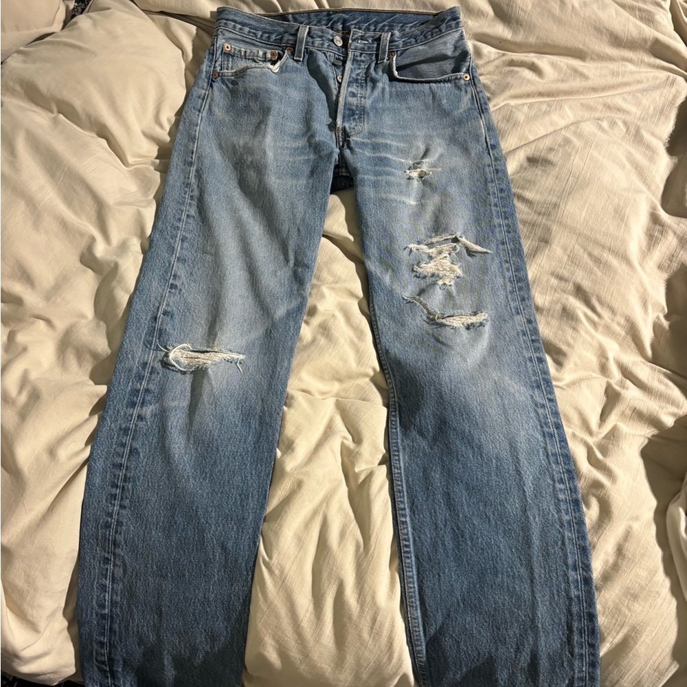 Women’s straight leg Levi’s w rips